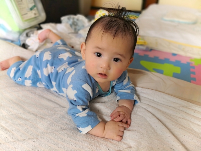 生後8カ月の赤ちゃんが怪我を防ぐ室内の安全対策
